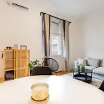Tas Apartment *